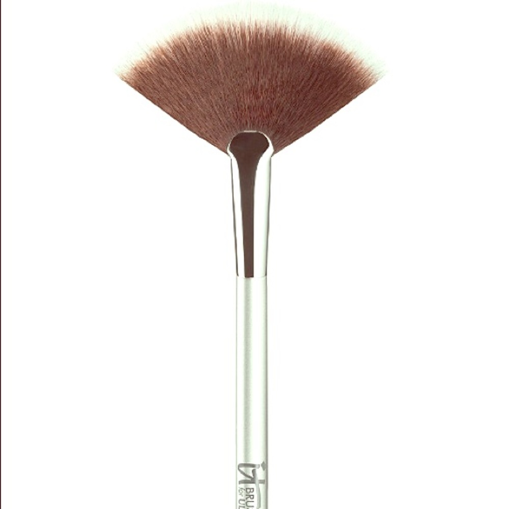 IT Cosmetic Fan Brush